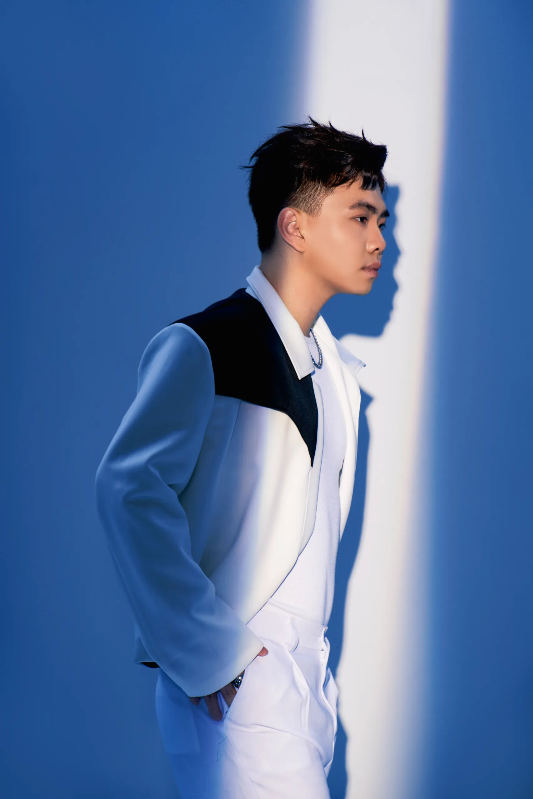 KIEY FALLS IN LOVE WITH A BEAUTIFUL STRANGER IN AN ALTERNATE WORLD IN HIS LATEST RELEASE “WHITE BOY I SAT NEXT TO ON THE PLANE”