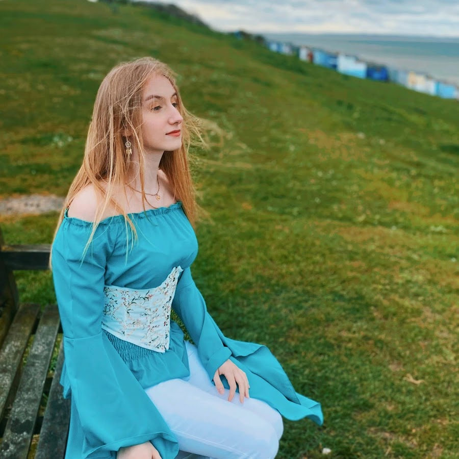MELINA HAZEWOOD TALKS ABOUT HEARTBREAK AND LOSS IN HER NEW SINGLE “MEMORIES ARE NOW GHOSTS”