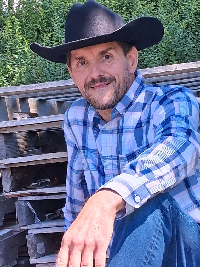 CONNECT ON A PERSONAL LEVEL WITH BRIAN MULLINS THROUGH HIS ALBUM “DIRT ROAD DAIRIES”