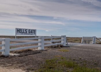 ROB FLETCHER’S “HELLS GATE”: A MASTERCLASS IN AUSTRALIANA ALT ROCK MAGIC