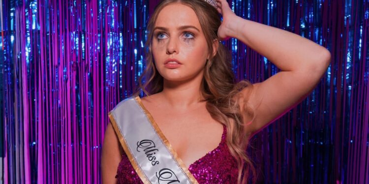 ANALIESE REDEFINES POP PERFECTION WITH HER DEBUT EP “MISS MELANCHOLY”
